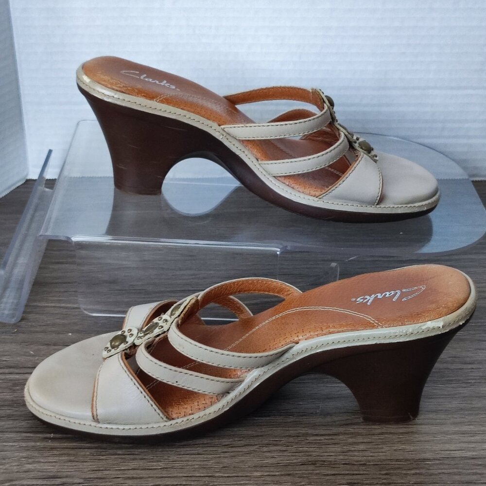 Clarks Strappy Sandals Sz 8 Beige Brown Leather Round Toe Slip On Heeled Sandal